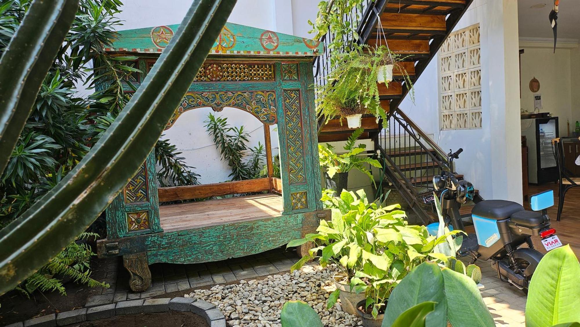 Отель Surokarsan 9 House Джокьякарта Экстерьер фото