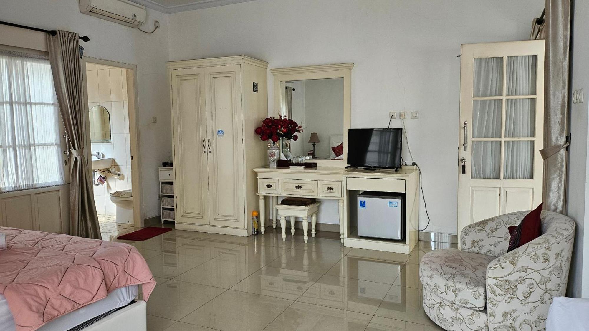 Отель Surokarsan 9 House Джокьякарта Экстерьер фото