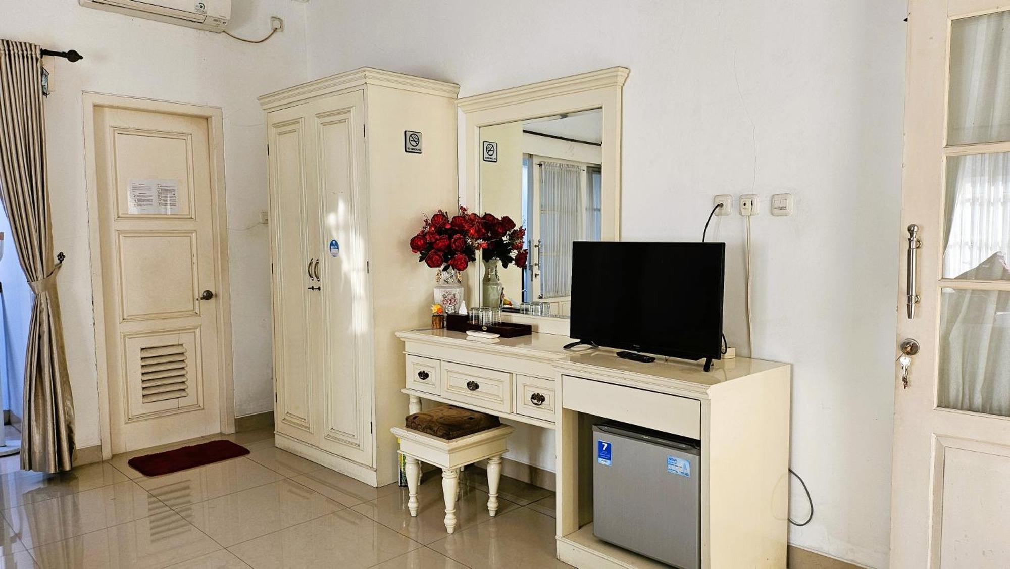 Отель Surokarsan 9 House Джокьякарта Экстерьер фото
