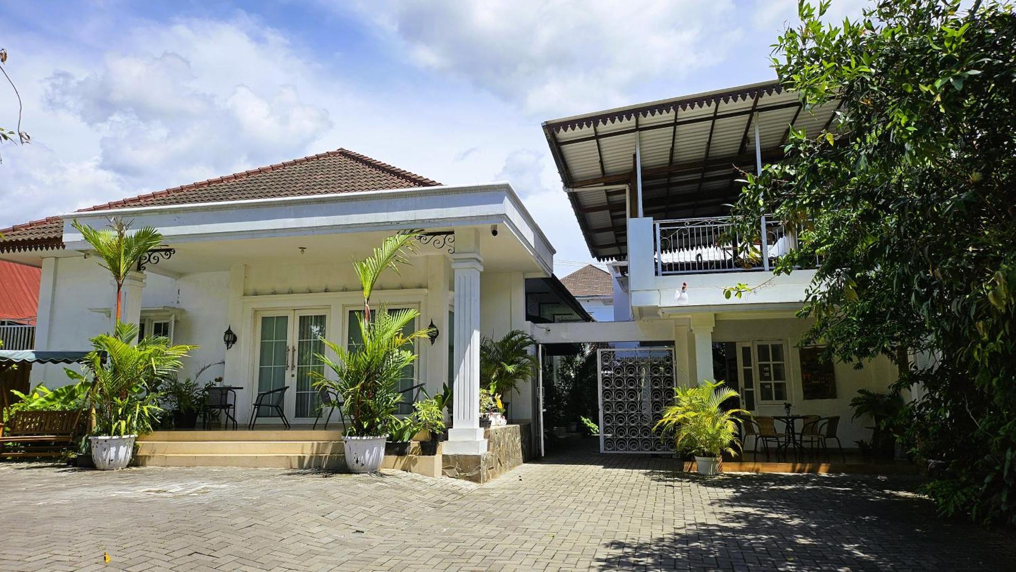 Отель Surokarsan 9 House Джокьякарта Экстерьер фото