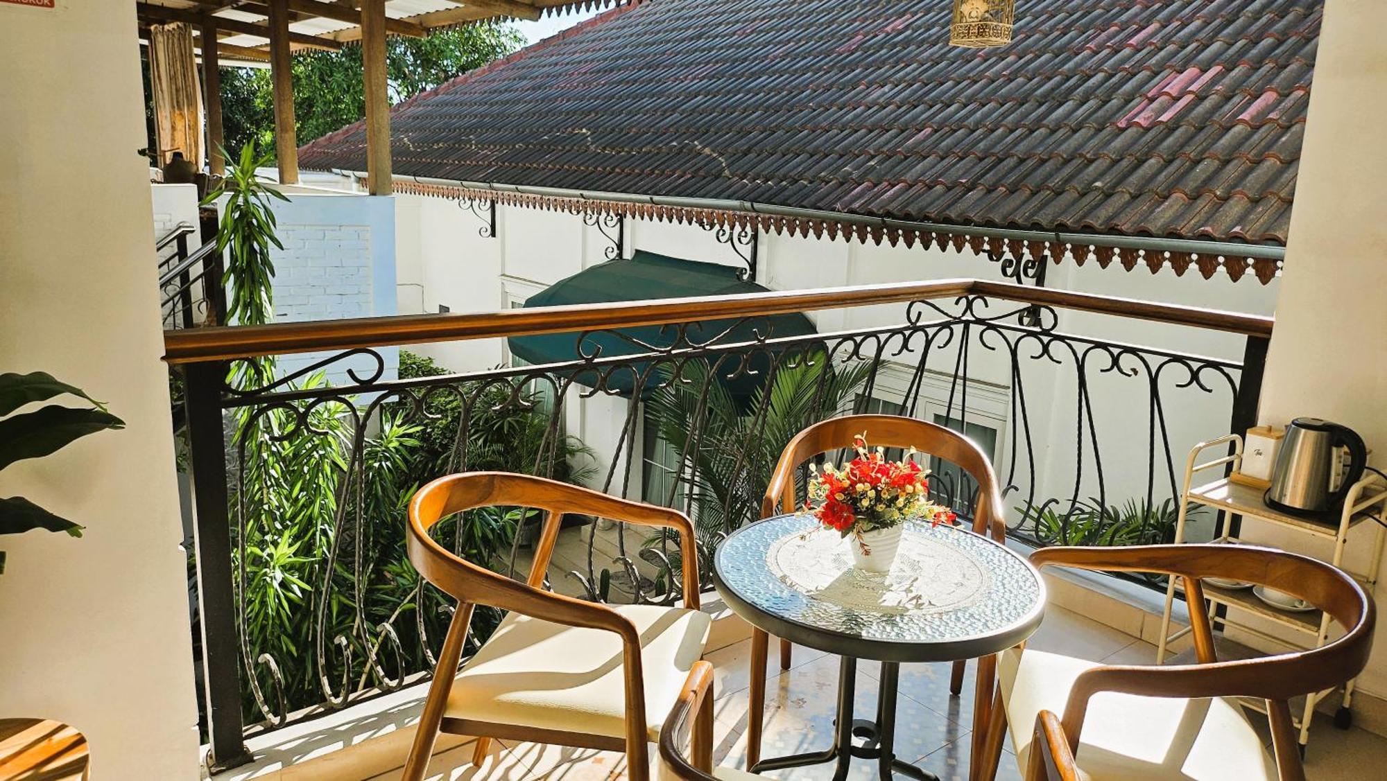 Отель Surokarsan 9 House Джокьякарта Экстерьер фото
