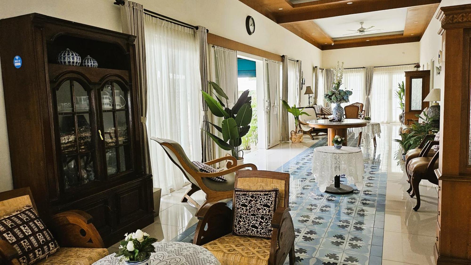 Отель Surokarsan 9 House Джокьякарта Экстерьер фото