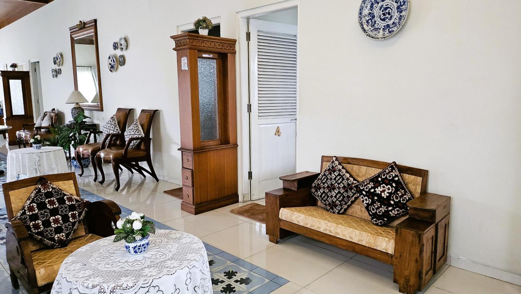 Отель Surokarsan 9 House Джокьякарта Экстерьер фото