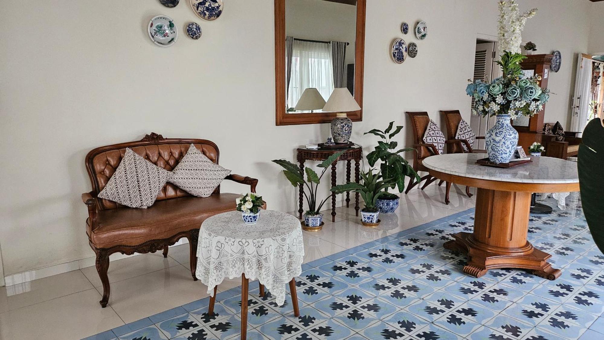 Отель Surokarsan 9 House Джокьякарта Экстерьер фото